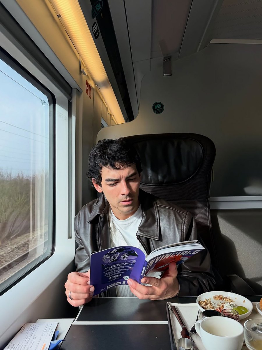 Joe Jonas They Show Off Their Reading on Social Media Just Like Us