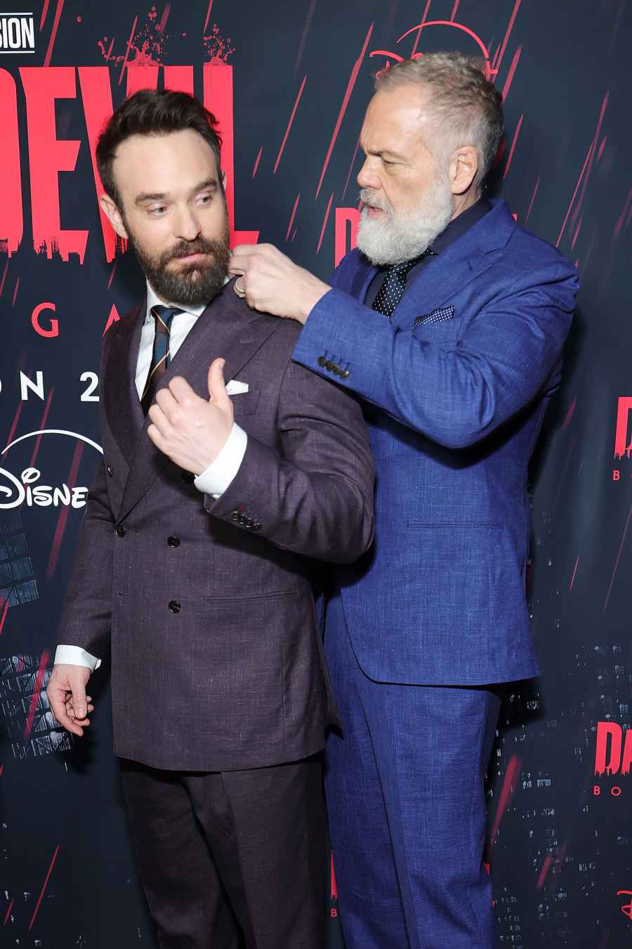 They Adjust Their Friends Clothes Just Like Us