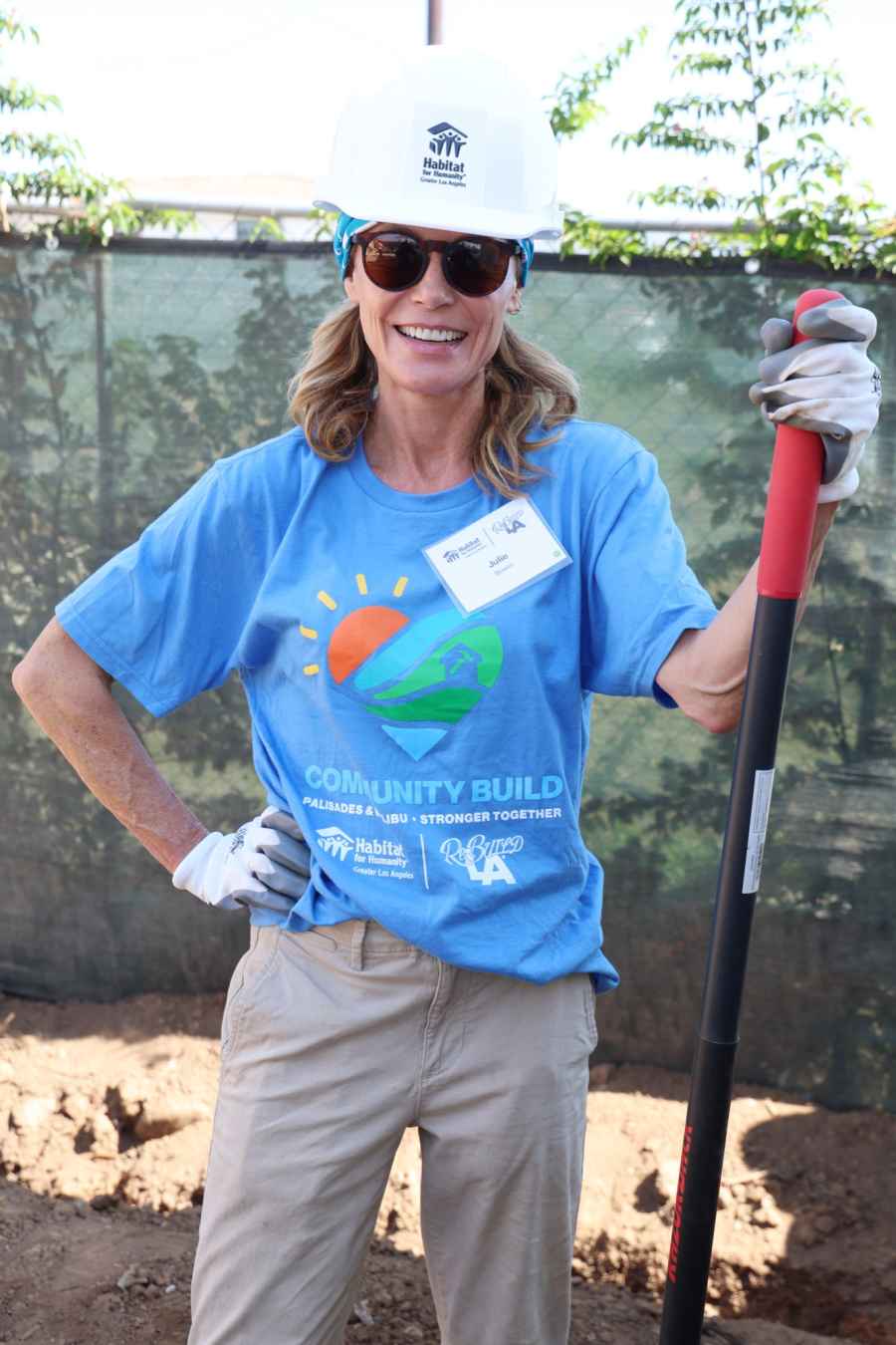 2297311591 Z Julie Bowen Habitat for Humanity Hot Pics.jpg